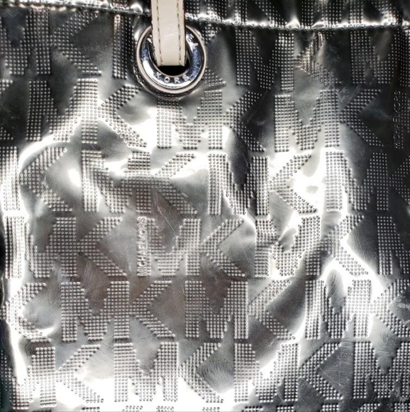 MICHAEL KORS Metallic Pewter Mirror Logo PVC & Leather North South Jet Set Tote - Picture 4 of 16
